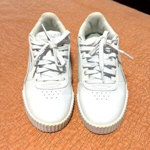 Woman white puma sneakers